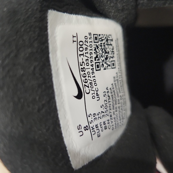 Women's Nike Sneakers - Picture 4 of 7